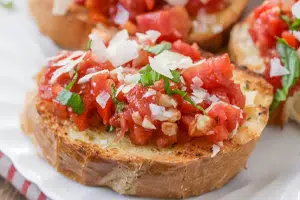 Bruschetta de tomate e manjericão