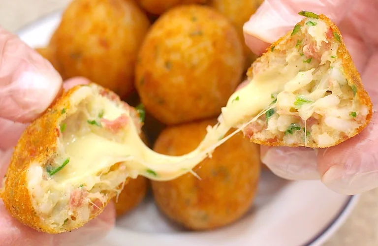 Bolinho de Arroz com Queijo e Calabresa